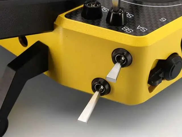 JETI Duplex Hand-Sender DS-16 II Carbon Line Gelb lacquered mit R10 Empfänger von JETI Model – Modellflugzentrum Schweiz