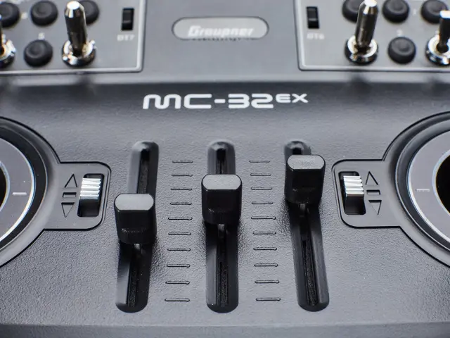 Graupner mc-32ex Sender - HoTT 2.4GHz Fernsteuerung 32 Kanal von Graupner Modellbau – Modellflugzentrum Schweiz