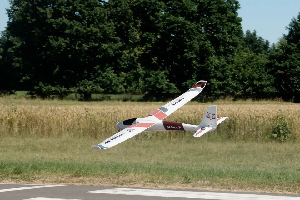 KAVAN Alpha V2 1500mm ARF - rot – Modellflugzentrum Schweiz