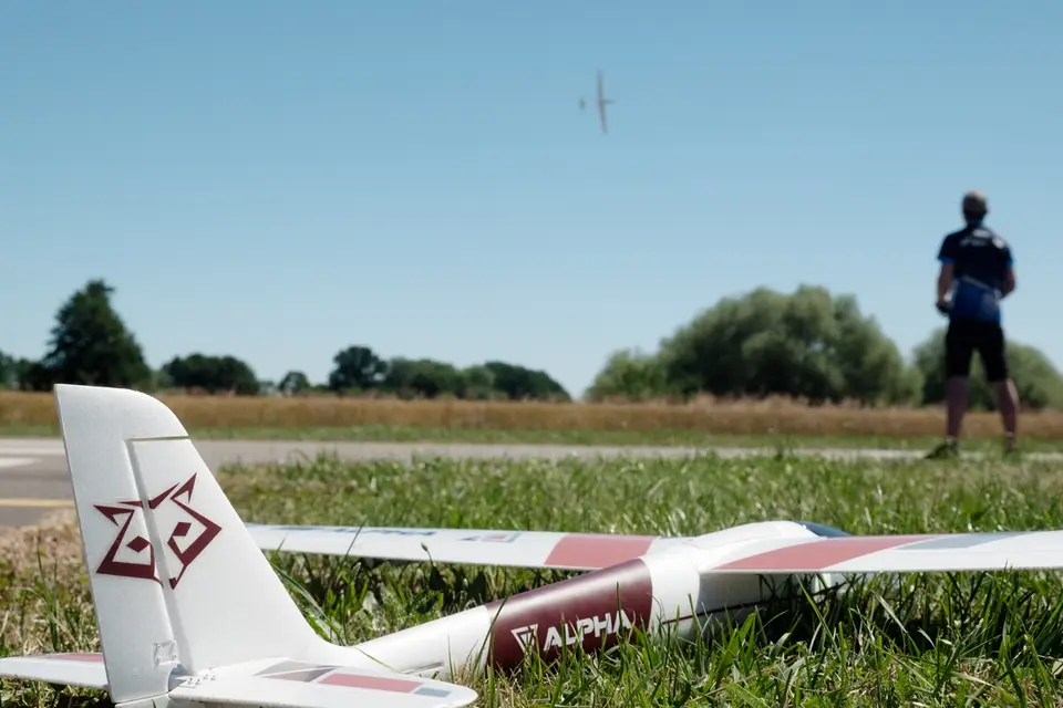 KAVAN Alpha V2 1500mm ARF - rot – Modellflugzentrum Schweiz