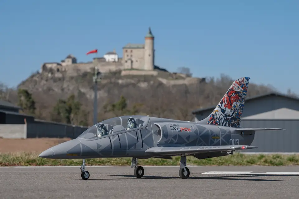 KAVAN L-39 Skyfox 1088mm ARF - grau – Modellflugzentrum Schweiz