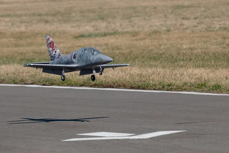 KAVAN L-39 Skyfox 1088mm ARF - grau – Modellflugzentrum Schweiz