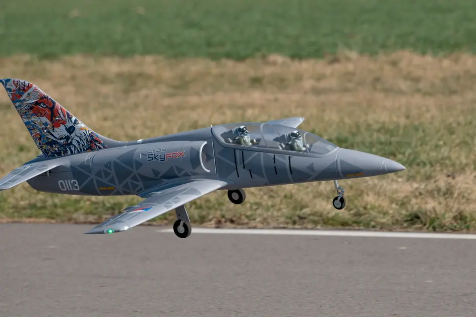 KAVAN L-39 Skyfox 1088mm ARF - grau – Modellflugzentrum Schweiz