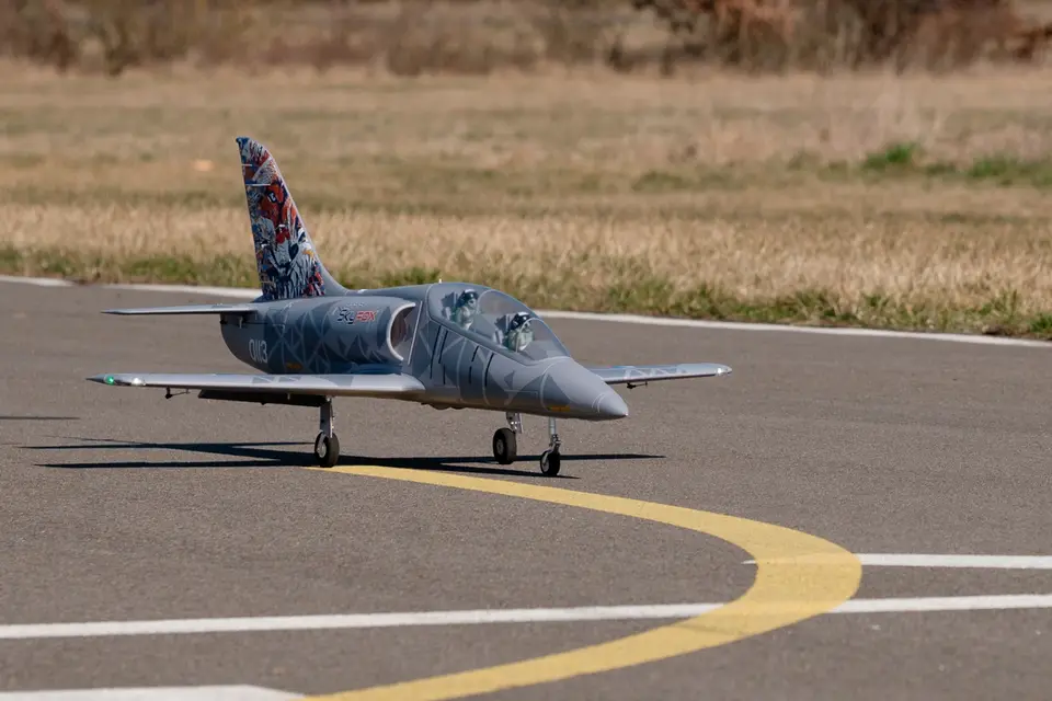 KAVAN L-39 Skyfox 1088mm ARF - grau – Modellflugzentrum Schweiz