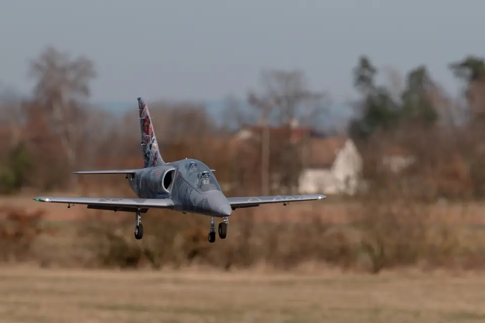 KAVAN L-39 Skyfox 1088mm ARF - grau – Modellflugzentrum Schweiz