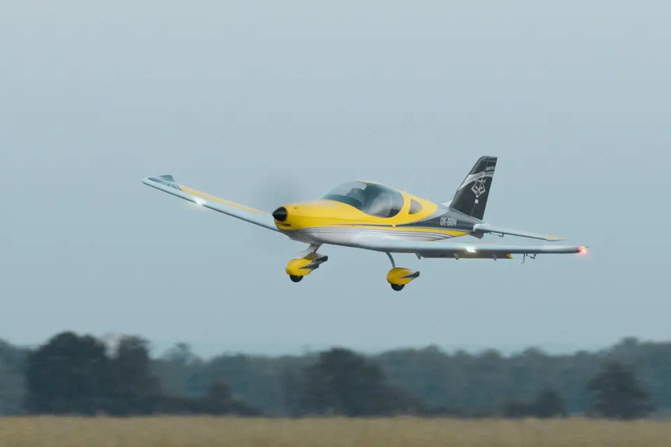 KAVAN Bristell B23 1600mm ARF - gelb – Modellflugzentrum Schweiz