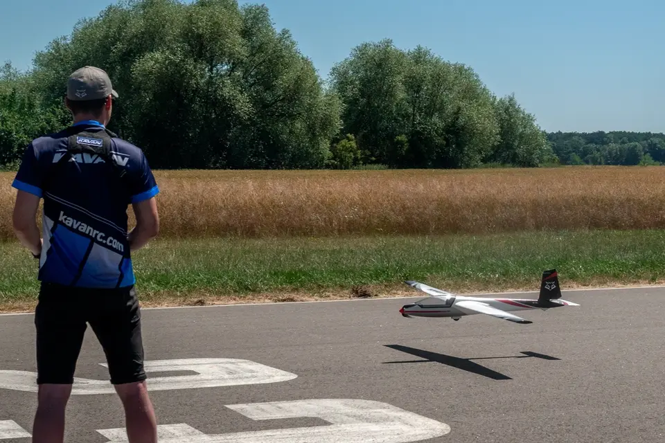 KAVAN Swift S-1 2400mm ARF - rot – Modellflugzentrum Schweiz