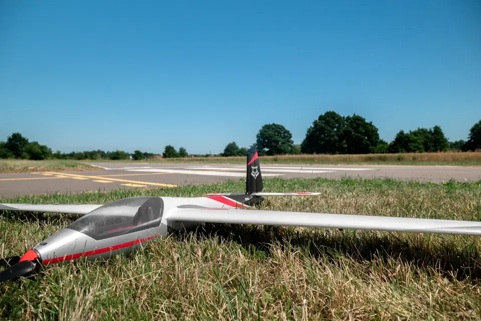 KAVAN Swift S-1 2400mm ARF - rot – Modellflugzentrum Schweiz
