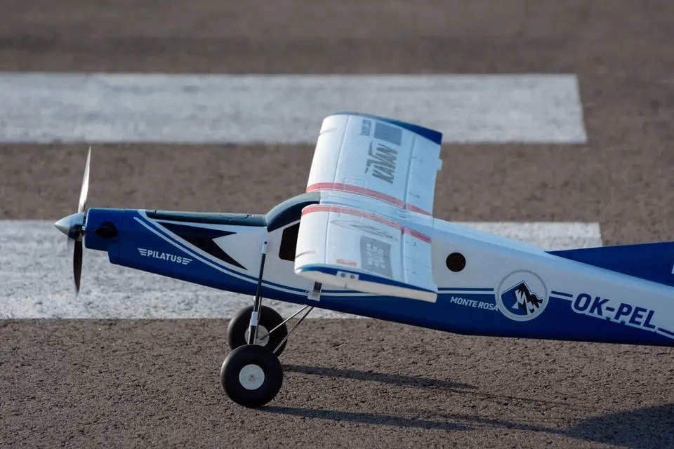 KAVAN Pilatus PC-6 Porter 1500mm ARF - blau, mit R8 Rx – Modellflugzentrum Schweiz