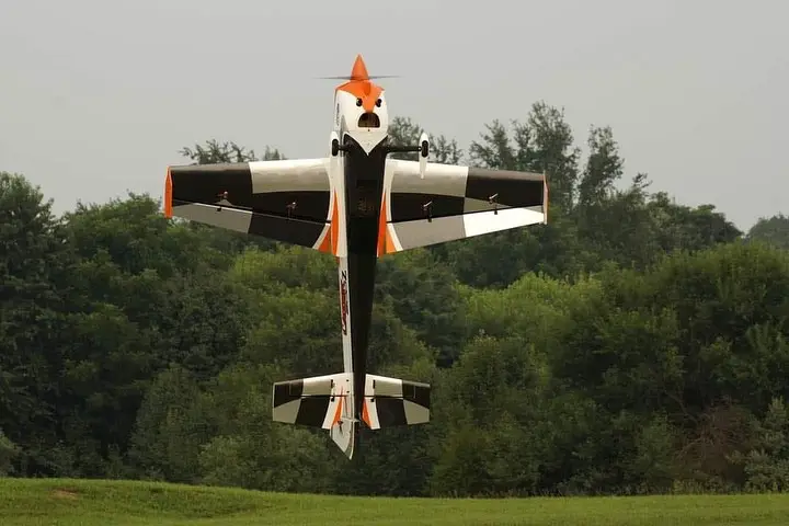 103" Laser Z200 ARF - Orange 2,61m von AJ Aircraft – Modellflugzentrum Schweiz
