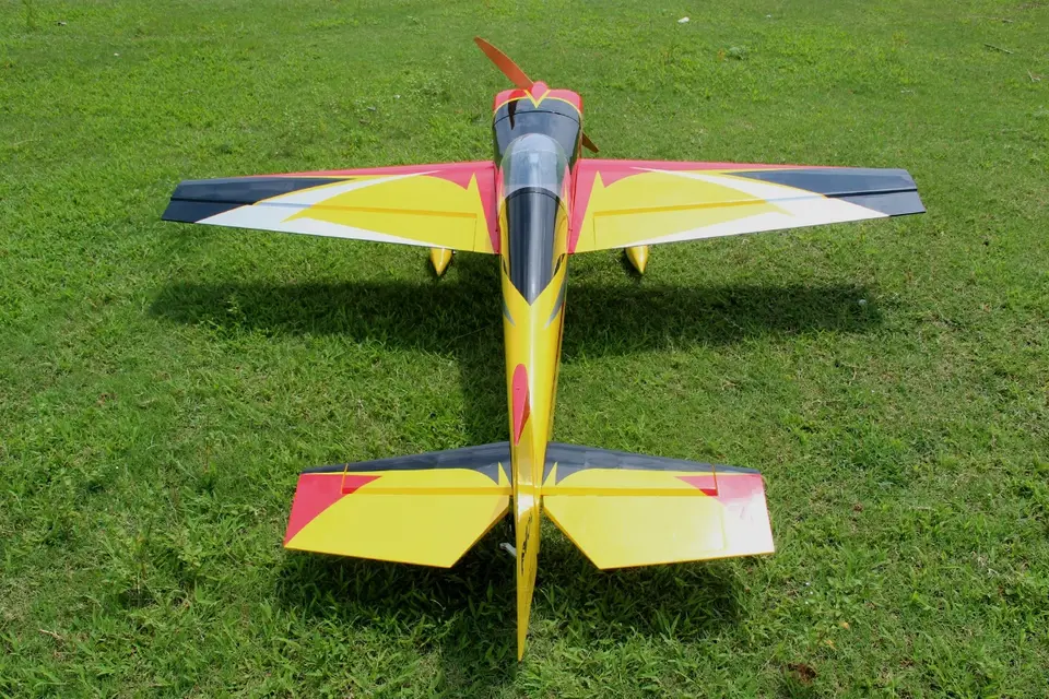 103" Slick 2600 mm 120 ccm Gelb-Rot-Schwarz von Pilot RC – Modellflugzentrum Schweiz