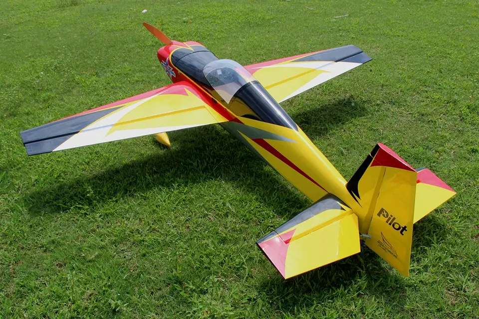 103" Slick 2600 mm 120 ccm Gelb-Rot-Schwarz von Pilot RC – Modellflugzentrum Schweiz