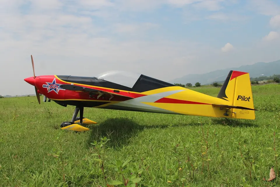 103" Slick 2600 mm 120 ccm Gelb-Rot-Schwarz von Pilot RC – Modellflugzentrum Schweiz