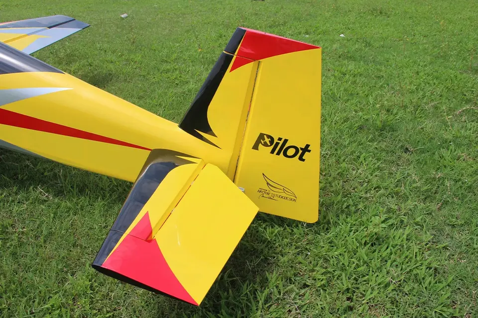 103" Slick 2600 mm 120 ccm Gelb-Rot-Schwarz von Pilot RC – Modellflugzentrum Schweiz