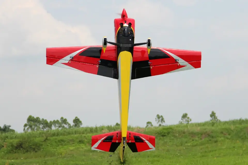 103" Slick 2600 mm 120 ccm Gelb-Rot-Schwarz von Pilot RC – Modellflugzentrum Schweiz