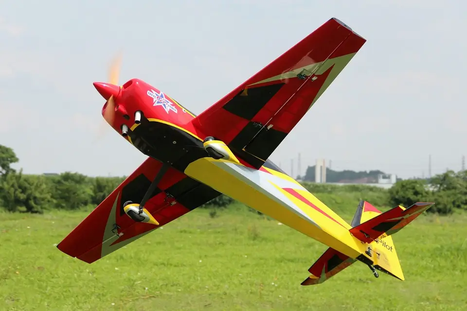 103" Slick 2600 mm 120 ccm Gelb-Rot-Schwarz von Pilot RC – Modellflugzentrum Schweiz