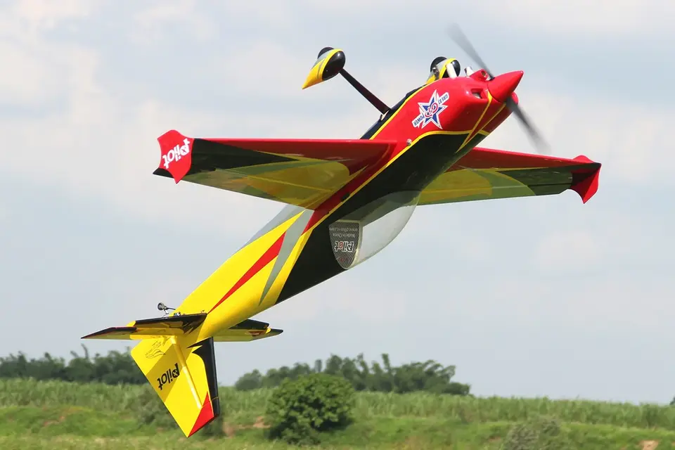 103" Slick 2600 mm 120 ccm Gelb-Rot-Schwarz von Pilot RC – Modellflugzentrum Schweiz