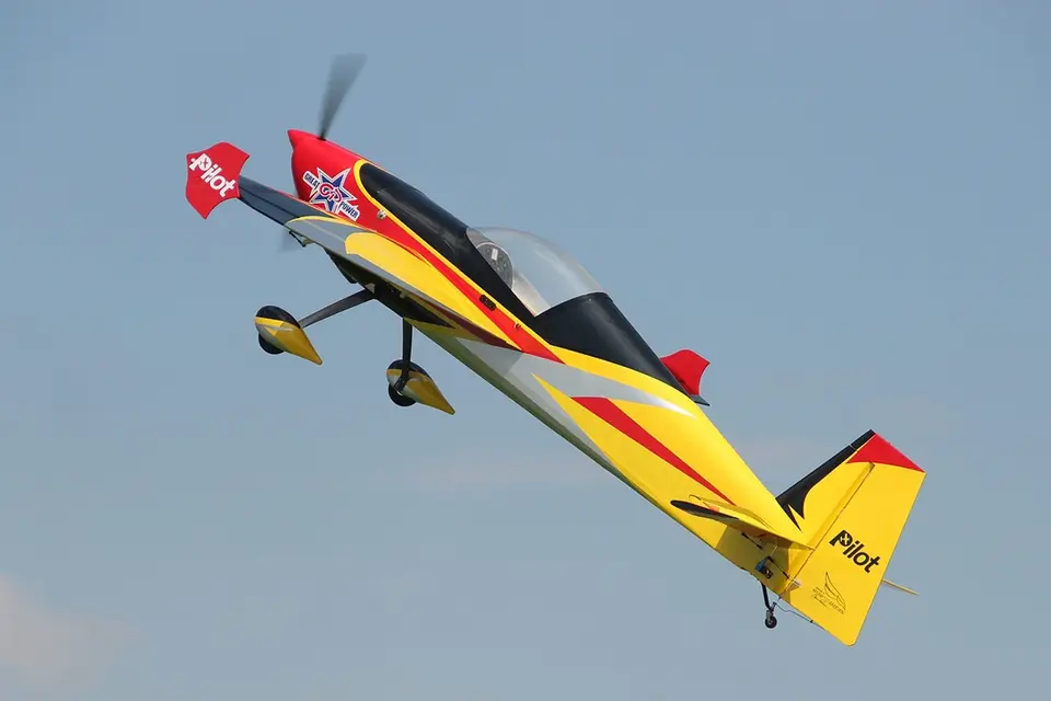 103" Slick 2600 mm 120 ccm Gelb-Rot-Schwarz von Pilot RC – Modellflugzentrum Schweiz