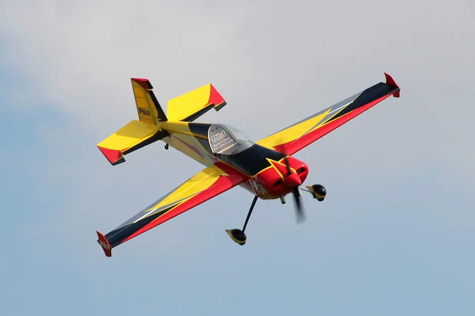 103" Slick 2600 mm 120 ccm Gelb-Rot-Schwarz von Pilot RC – Modellflugzentrum Schweiz
