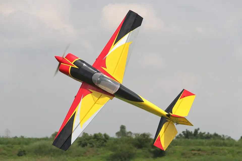 103" Slick 2600 mm 120 ccm Gelb-Rot-Schwarz von Pilot RC – Modellflugzentrum Schweiz