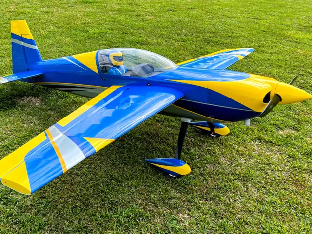 104" Edge 540T Blau/Gelb 2,64 m von Extreme Flight – Modellflugzentrum Schweiz