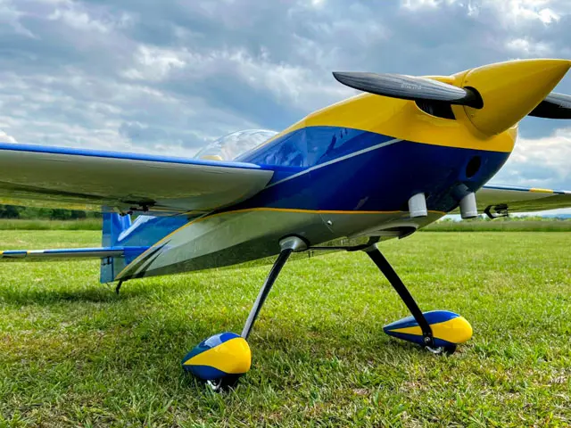 104" Edge 540T Blau/Gelb 2,64 m von Extreme Flight – Modellflugzentrum Schweiz