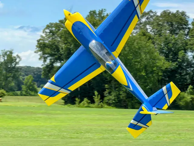 104" Edge 540T Blau/Gelb 2,64 m von Extreme Flight – Modellflugzentrum Schweiz