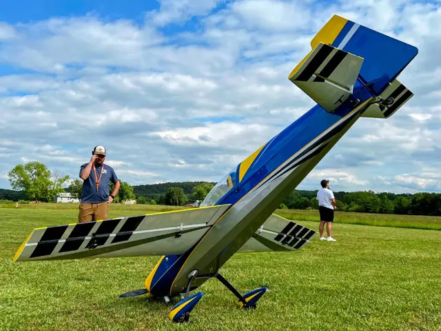 104" Edge 540T Blau/Gelb 2,64 m von Extreme Flight – Modellflugzentrum Schweiz