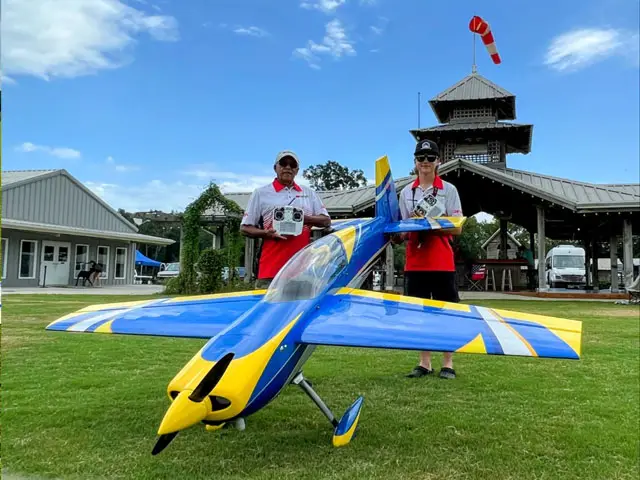 104" Edge 540T Blau/Gelb 2,64 m von Extreme Flight – Modellflugzentrum Schweiz