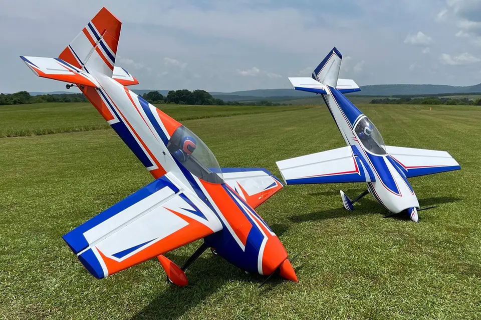 104" Extra 260 – Blau/Weiss 2,64 m von Extreme Flight – Modellflugzentrum Schweiz