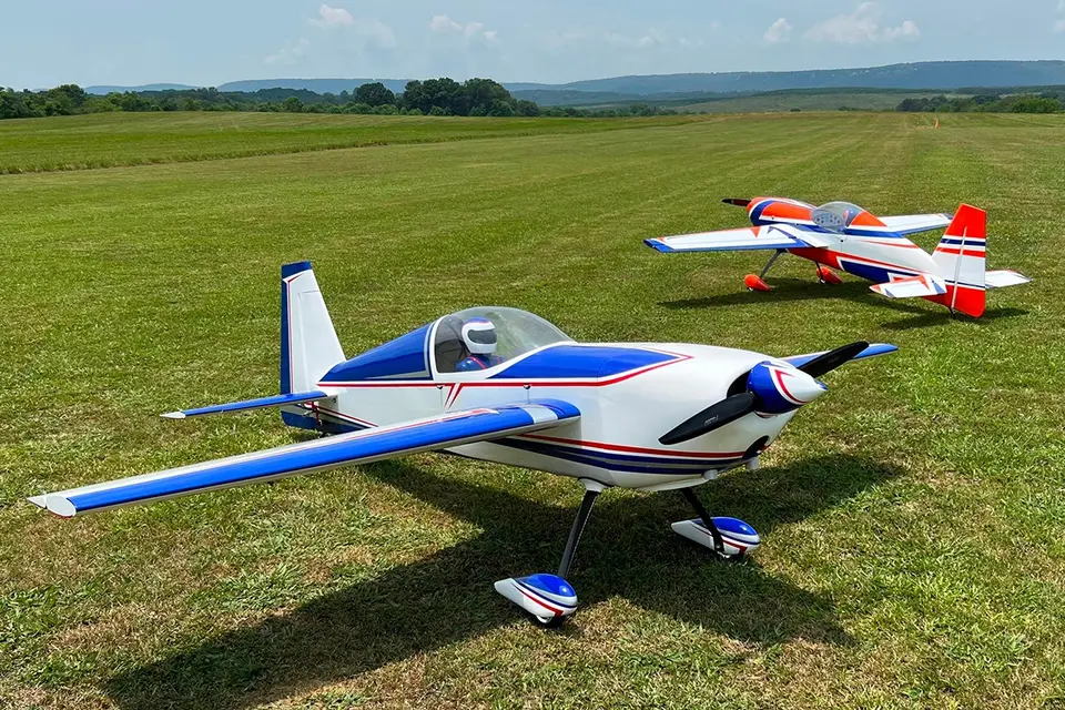 104" Extra 260 – Blau/Weiss 2,64 m von Extreme Flight – Modellflugzentrum Schweiz