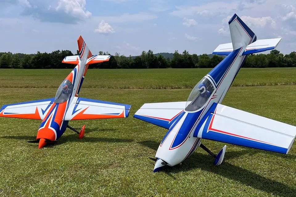 104" Extra 260 – Blau/Weiss 2,64 m von Extreme Flight – Modellflugzentrum Schweiz
