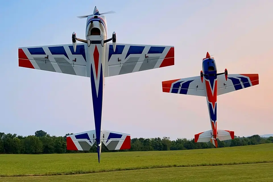 104" Extra 260 – Blau/Weiss 2,64 m von Extreme Flight – Modellflugzentrum Schweiz