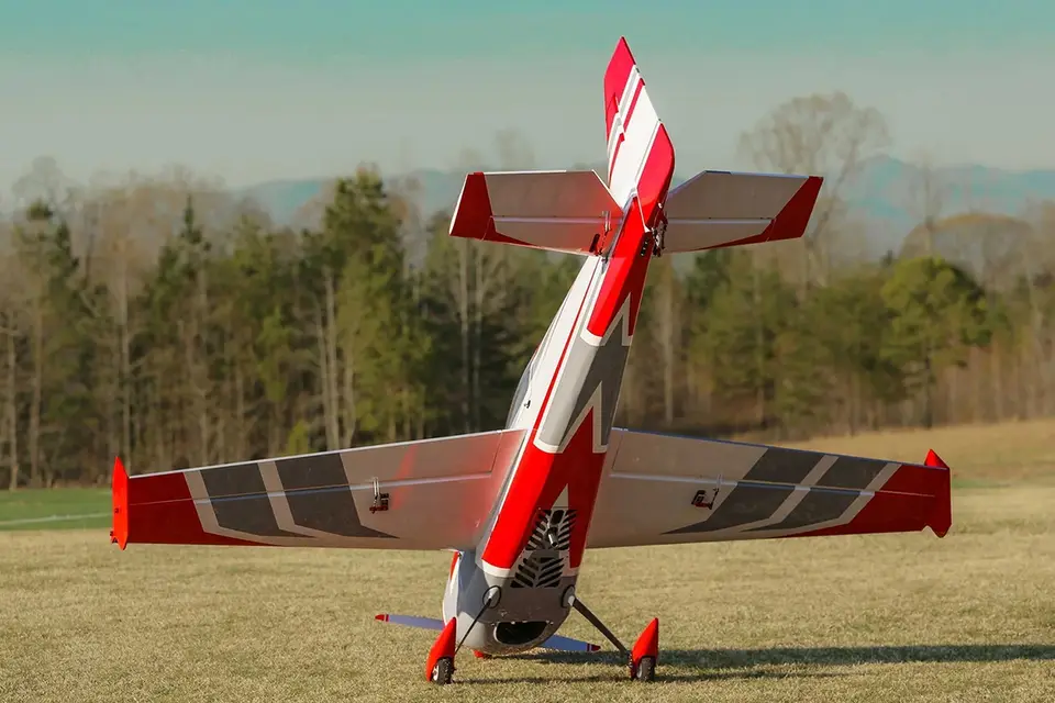 104" Extra 260 – Rot/Weiss 2,64 m von Extreme Flight – Modellflugzentrum Schweiz