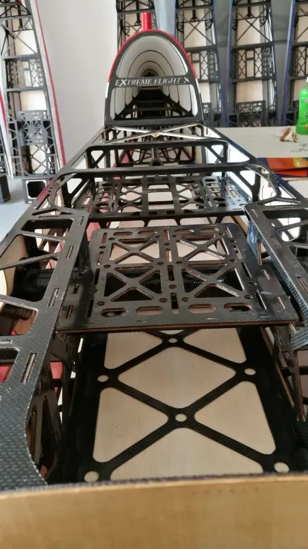 104" Extra 300 V2 – Rot/Schwarz/Weiss 2,64 m von Extreme Flight – Modellflugzentrum Schweiz