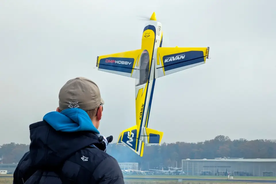104" Extra NG ARF - gelb 2,64m von OMP Hobby – Modellflugzentrum Schweiz