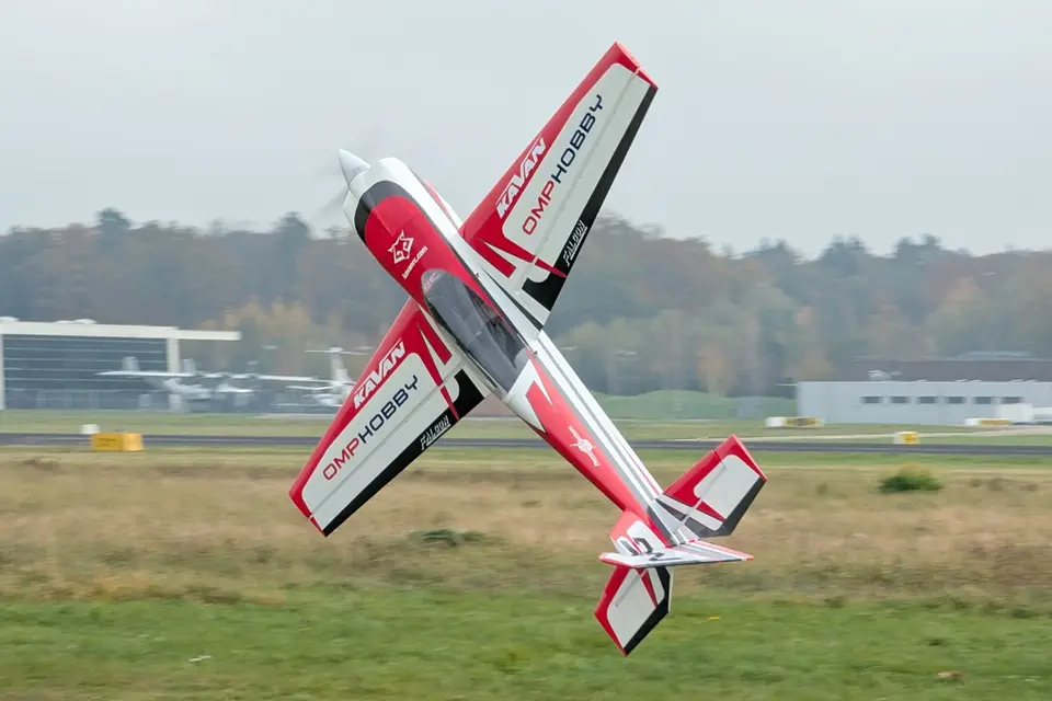 104" Extra NG ARF - gelb 2,64m von OMP Hobby – Modellflugzentrum Schweiz