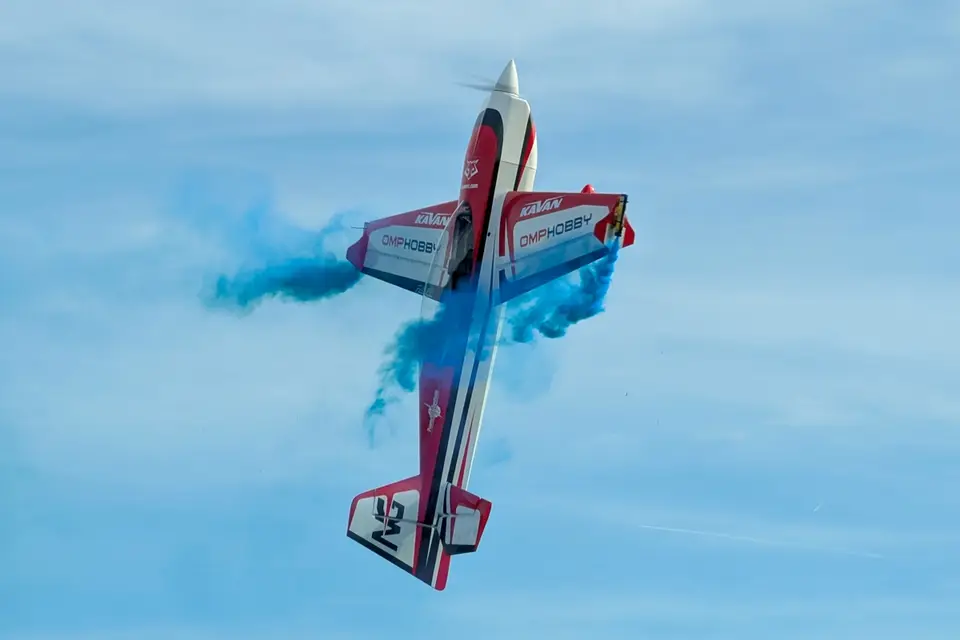 104" Extra NG ARF - Rot 2,64m von OMP Hobby – Modellflugzentrum Schweiz