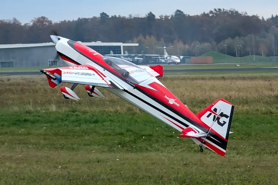 104" Extra NG ARF - Rot 2,64m von OMP Hobby – Modellflugzentrum Schweiz