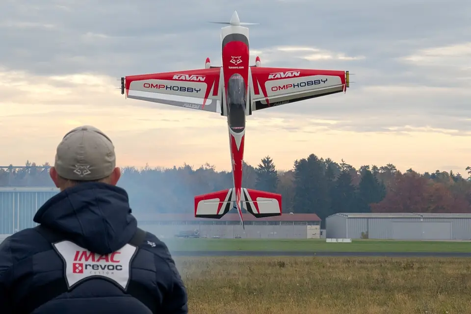 104" Extra NG ARF - Rot 2,64m von OMP Hobby – Modellflugzentrum Schweiz