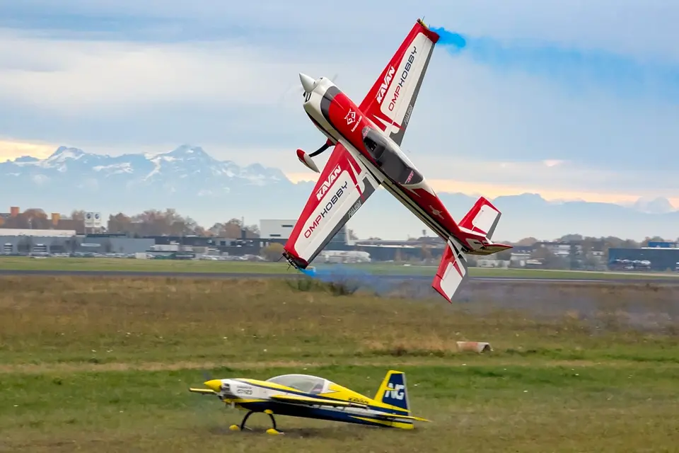 104" Extra NG ARF - Rot 2,64m von OMP Hobby – Modellflugzentrum Schweiz