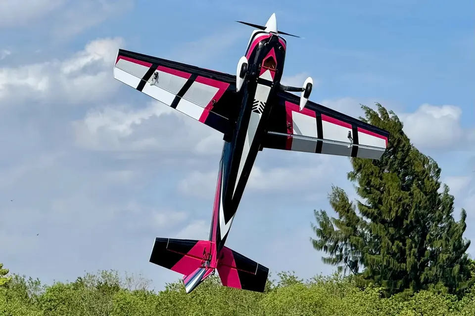 104" Extra NG V3 – Rosa/Weiss 2,64 m von Extreme Flight – Modellflugzentrum Schweiz