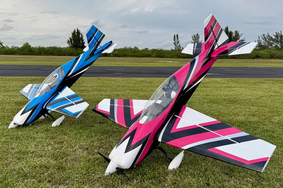 104" Extra NG V3 – Rosa/Weiss 2,64 m von Extreme Flight – Modellflugzentrum Schweiz
