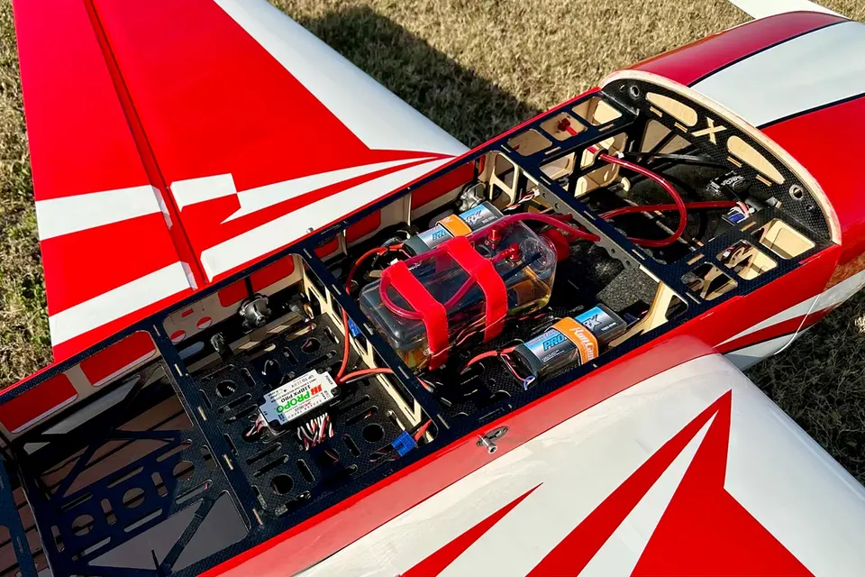 104" Extra NG V3 – Rot/Weiß 2,64 m von Extreme Flight – Modellflugzentrum Schweiz