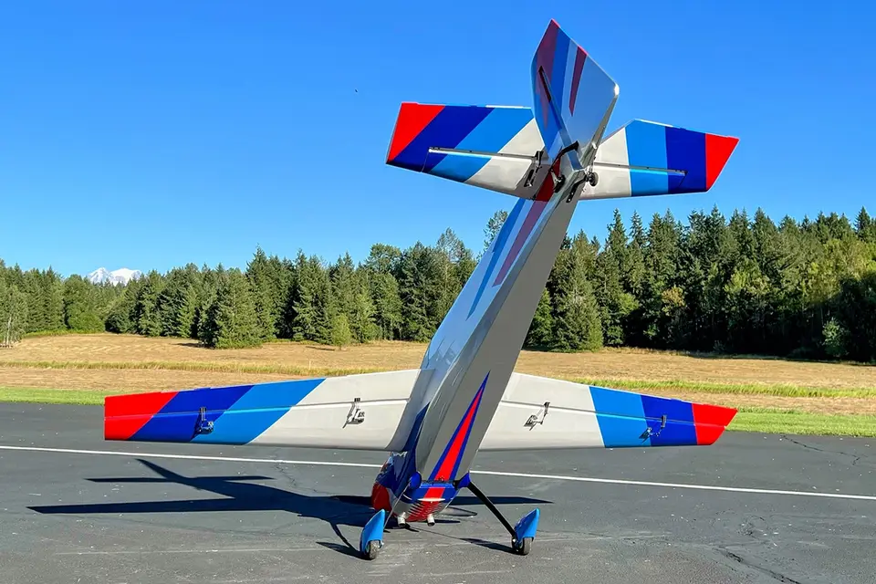 104" Laser EXP V2 PLUS – Blau/Rot/Weiß 2,69 m von Extreme Flight – Modellflugzentrum Schweiz