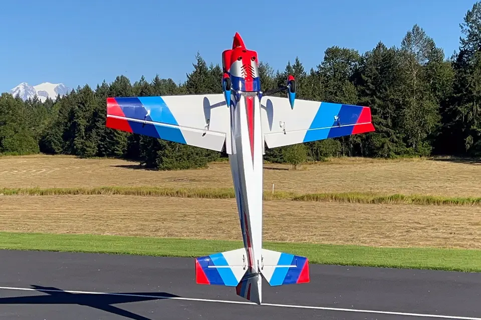 104" Laser EXP V2 PLUS – Blau/Rot/Weiß 2,69 m von Extreme Flight – Modellflugzentrum Schweiz