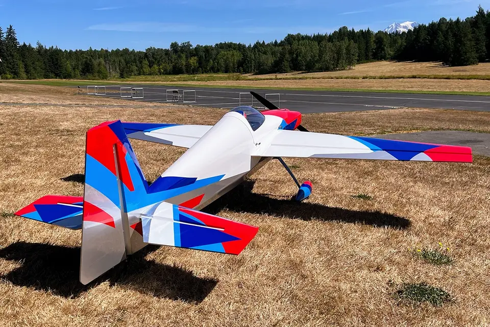 104" Laser EXP V2 PLUS – Blau/Rot/Weiß 2,69 m von Extreme Flight – Modellflugzentrum Schweiz