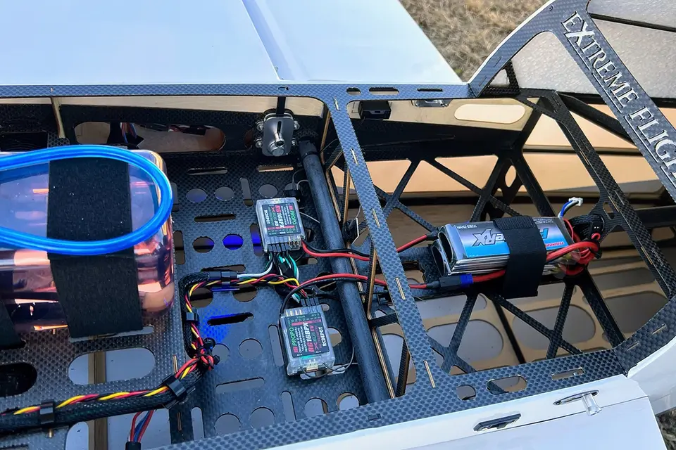 104" Laser EXP V2 PLUS – Blau/Rot/Weiß 2,69 m von Extreme Flight – Modellflugzentrum Schweiz