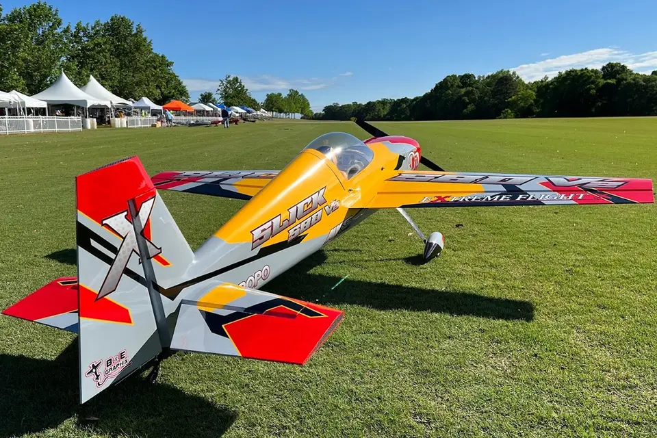105,5" Slick 580 EXP V2 – Gelb/Rot/Grau 2,67 m von Extreme Flight – Modellflugzentrum Schweiz