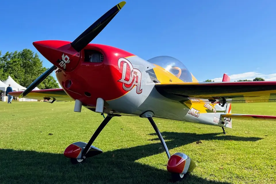 105,5" Slick 580 EXP V2 – Gelb/Rot/Grau 2,67 m von Extreme Flight – Modellflugzentrum Schweiz